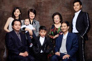 奚梦瑶为好姐妹陈乔恩庆生晒比V合影