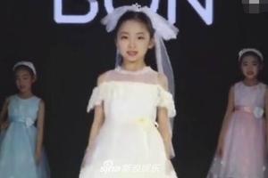 全家出道？范冰冰堂妹范朵朵走秀气场强