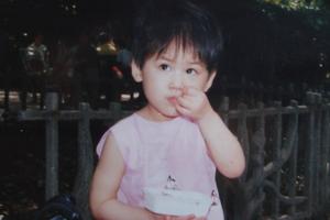 黄圣依童年照首度曝光 小脸嘟嘟大眼睛