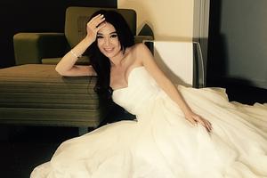 51岁温碧霞侧卧凹造型露香肩 美若新娘