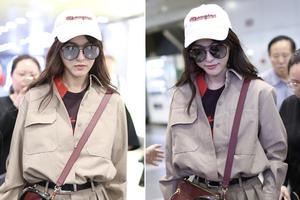 唐嫣穿工装甜笑不见男友相伴