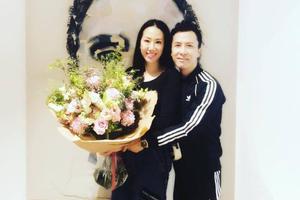 甄子丹为老婆庆生晒合照相拥超甜