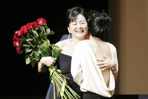 林青霞摘大奖获爱女邢爱林拥抱送惊喜