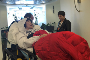 陈红疑患病被紧急送医表情痛苦