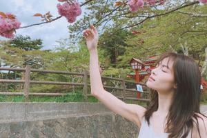 “冯女郎”钟楚曦胳膊纤细似竹竿身材