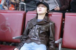 周冬雨机场上演“北京瘫” 眼神超懵