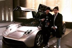 周杰伦邱淑贞豪车前破次元合影