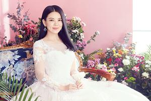 李湘拍摄凹出S曲线 被鲜花簇拥少女心