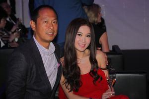 温碧霞火红吊带露香肩 老公合照秀恩爱