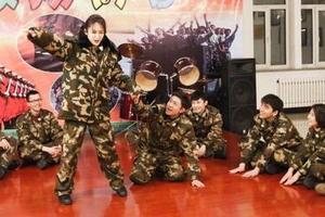 张一山晒照让杨紫"控制自己"