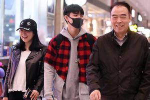 陈凯歌一家三口机场谈笑 陈飞宇搂妈妈