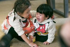 波妞被小狗吓哭表情可爱 咘咘忙安慰