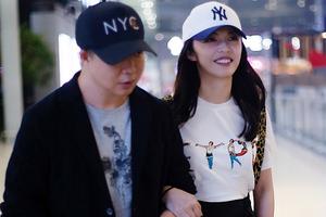 姚晨与老公甜蜜挽臂情侣帽出行
