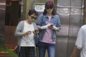 熊黛林双手缠满绷带患“妈妈手”