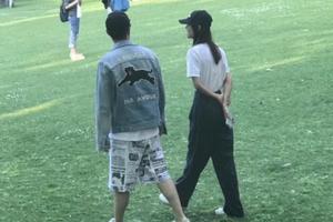 陈赫张子萱带女儿出游 两人忙里偷闲散步