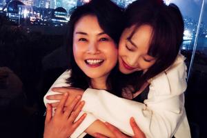 蓝盈莹50岁妈妈曝光 身材纤细气质佳