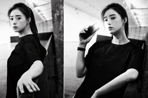 蒋欣生日扎马尾穿T恤气质显清纯