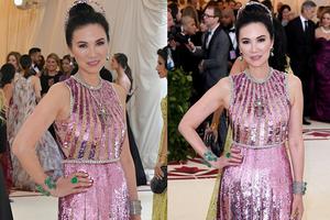 邓文迪美艳粉色亮片裙配绿宝石贵气十足