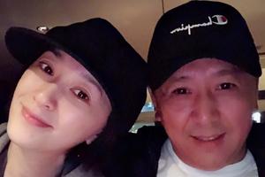 李小冉老公为其庆生 夫妻俩贴头秀恩爱