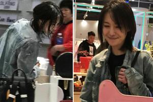 郑爽单独逛街被偶遇 微笑为网友签名