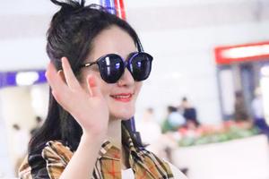 哺乳期解禁？谢娜录完快本吃小龙虾解馋