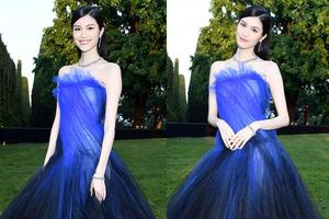 何穗蓝色渐变裙美若天仙 笑容温婉肤色白皙