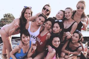 何超莲开泳衣派对庆生 白富美好友火辣