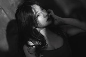 柳岩穿低领背心上围吸睛 眼神魅惑性感