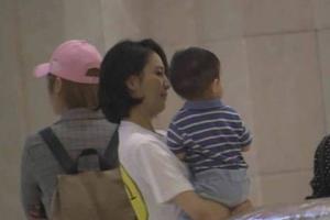 佟丽娅儿子正脸曝光 探班妈妈可爱呆萌