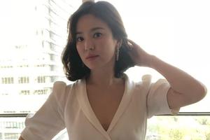 37岁宋慧乔低胸白裙清纯 婚后颜值不减