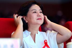 52岁鞠萍姐姐气色好 鬓角斑白面庞富态