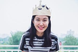 酷似倪萍！李冰冰妹妹庆生甜笑露酒窝