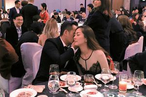 娱乐大亨周焯华与绯闻女友亲密耳语