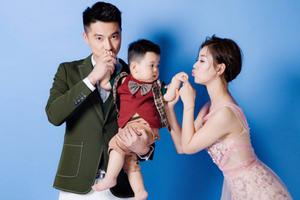 李小萌王雷520甜蜜拥吻 晒合照儿子呆萌