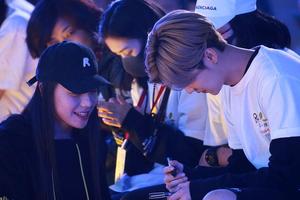 鹿晗耐心为美女粉丝签名 360度无死角