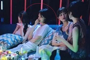 郑爽新剧路透照 穿睡衣风现身KTV拍戏