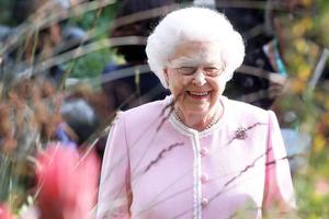 92岁也有少女心！英女王看花展粉粉哒