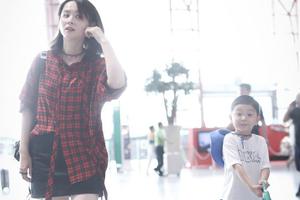 皮皮麟!大麟子机场要妈妈邓莎拽着走