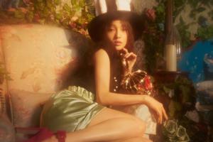 张韶涵写真五官精致 或俏皮或仙气