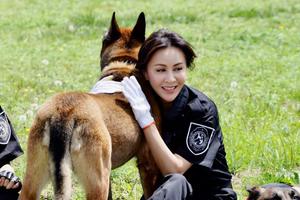 超霸气！刘嘉玲穿制服帅气训练警犬