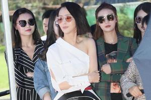 佟丽娅斜肩裙露香肩 短发造型干练抢眼