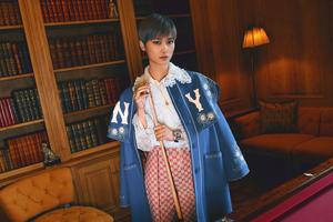 李宇春复古蕾丝衬衫看秀展个性魅力