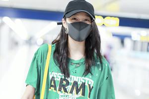 获鹿晗公开告白后关晓彤笑眼弯弯心情靓