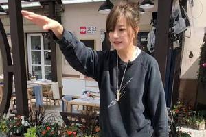 网友法国偶遇赵薇双腿纤细瘦身成功