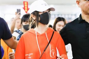 邓紫棋深夜保镖护卫下身形娇小可爱