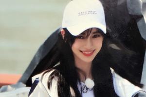 baby黑长直配齐刘海清纯可人似校园女神