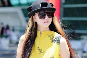 杨丽萍黄色长裙神采奕奕清新减龄似少女