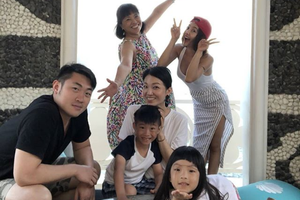 蔡依林罕见晒家人照 一家出游心情好