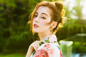 迪丽热巴扎丸子头温柔出镜人比花娇