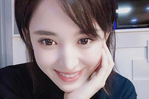 猫系美少女古力娜扎捧脸甜笑可爱满分